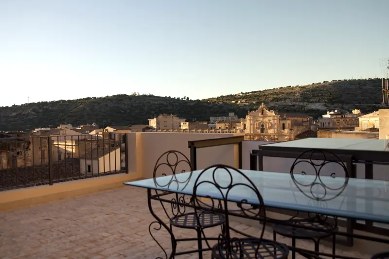 Terrazza di una casa ristrutturata da Costruendo a Scicli